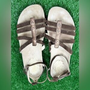 UGG S/N 1766 SZ 10 M‎ 41 LADIES BROWN SUEDE COPPER LEATHER ANKLE STRAP SANDALS